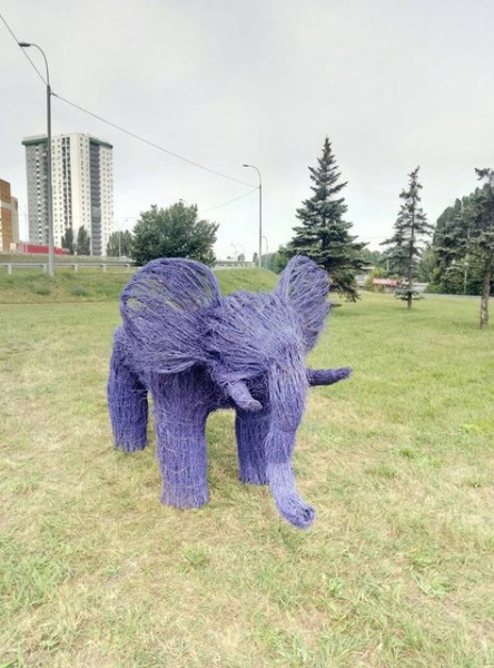 У Києві на Одеській площі оселилася сім'я слонів