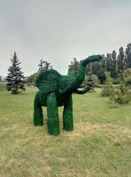 У Києві на Одеській площі оселилася сім'я слонів