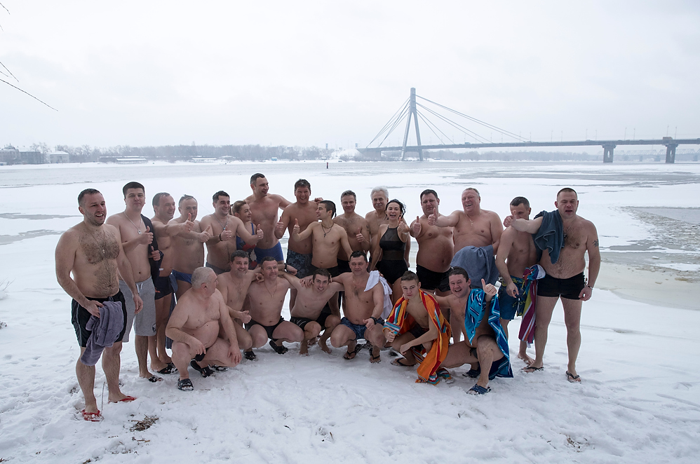 Хрещення 2018: Кличко разом з главами районів Києва викупався в Дніпрі