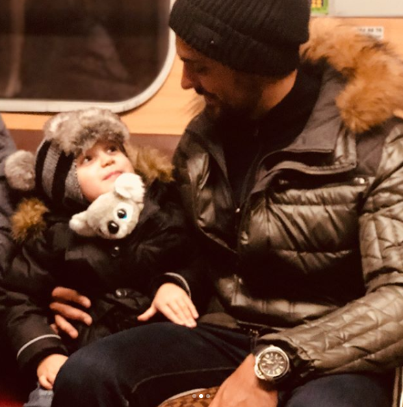 "Несподівана зустріч з кумиром": Слава з "НеАнгелів" з сім'єю проїхалась в київському метро (фото)