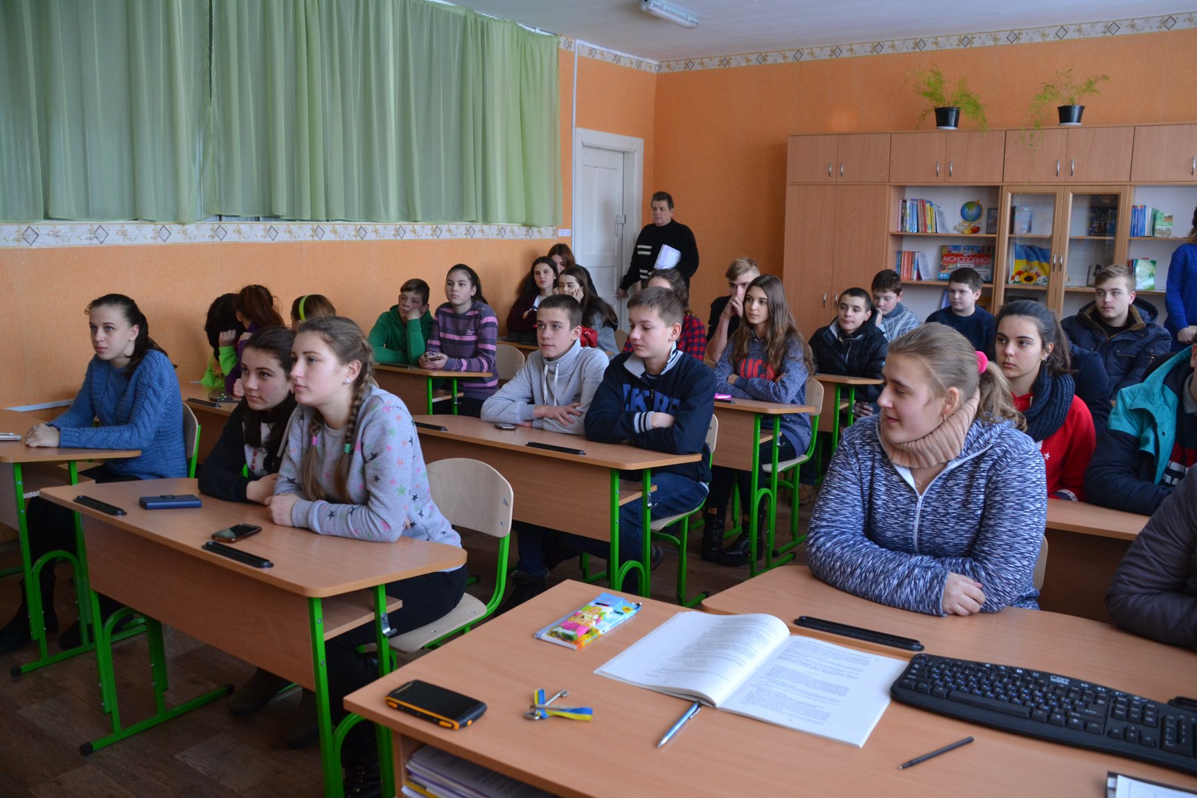 &quot;Благополучний Вільнюс і розбомблена Мар'їнка&quot;: в Литві і на Донбасі одночасно показали фільм про жінок на війні