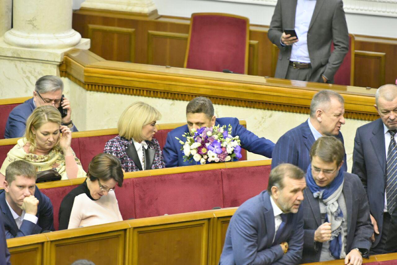 Квіти і поцілунки: як нардепи вітали Луценко з Днем народження (відео)
