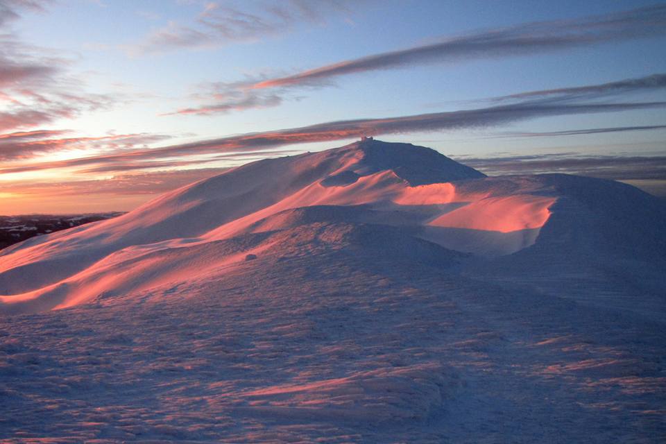 У мережі показали "шалені" краєвиди засніжених Карпат (фото)