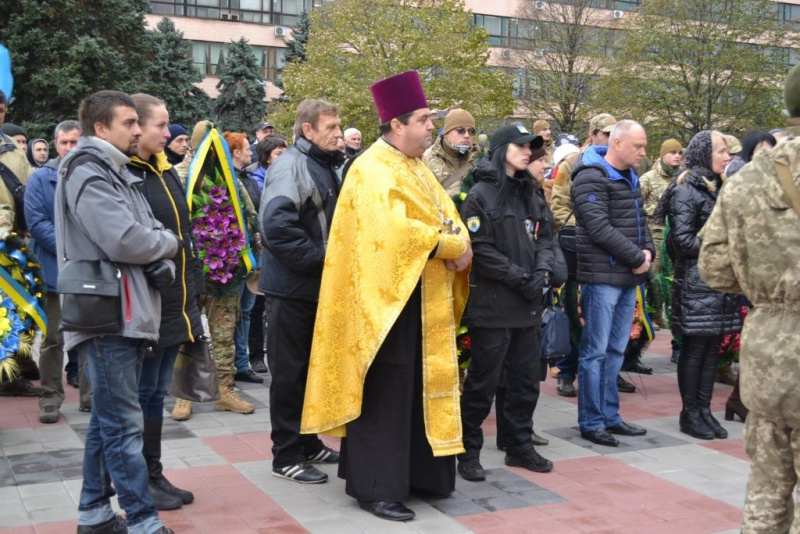 В Запорожье на коленях попрощались с грузинским воином, защищавшим Украину (фото)