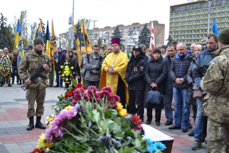 В Запорожье на коленях попрощались с грузинским воином, защищавшим Украину (фото)
