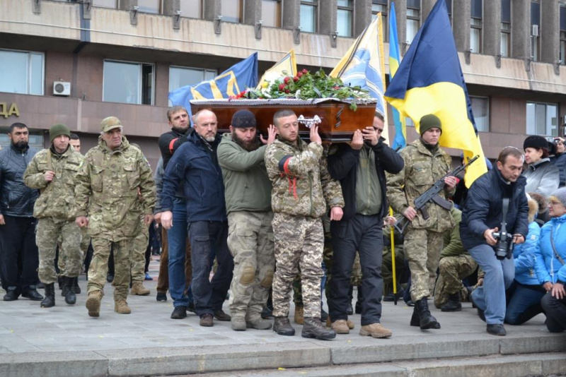 В Запорожье на коленях попрощались с грузинским воином, защищавшим Украину (фото)