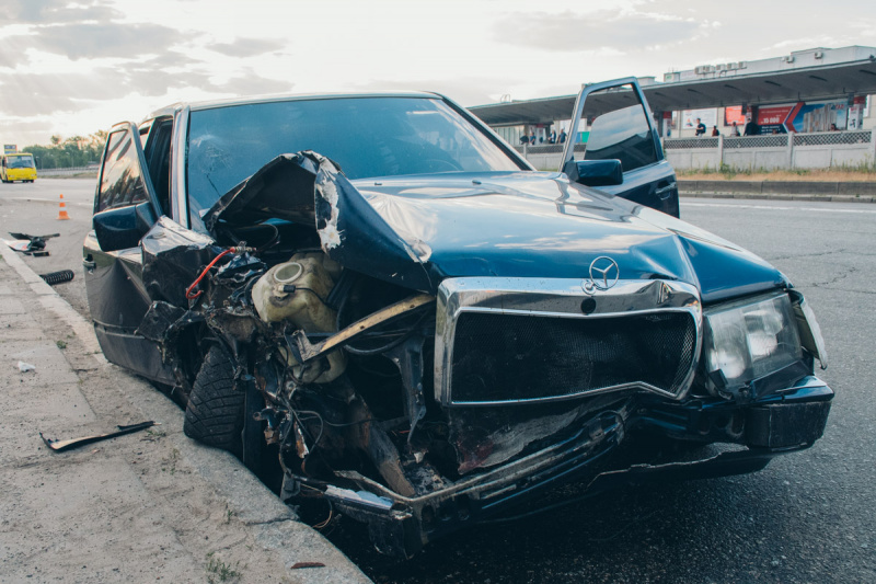 У Києві Mercedes зніс дорожній знак і стелу MсDonalds (фото, відео)
