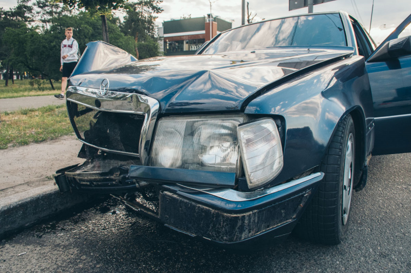 У Києві Mercedes зніс дорожній знак і стелу MсDonalds (фото, відео)