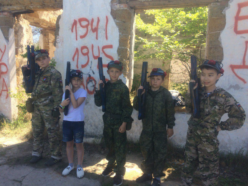 "Чим би пролетаріат не тішився": в окупованому Криму влаштували дітям взяття Рейхстагу (фото)