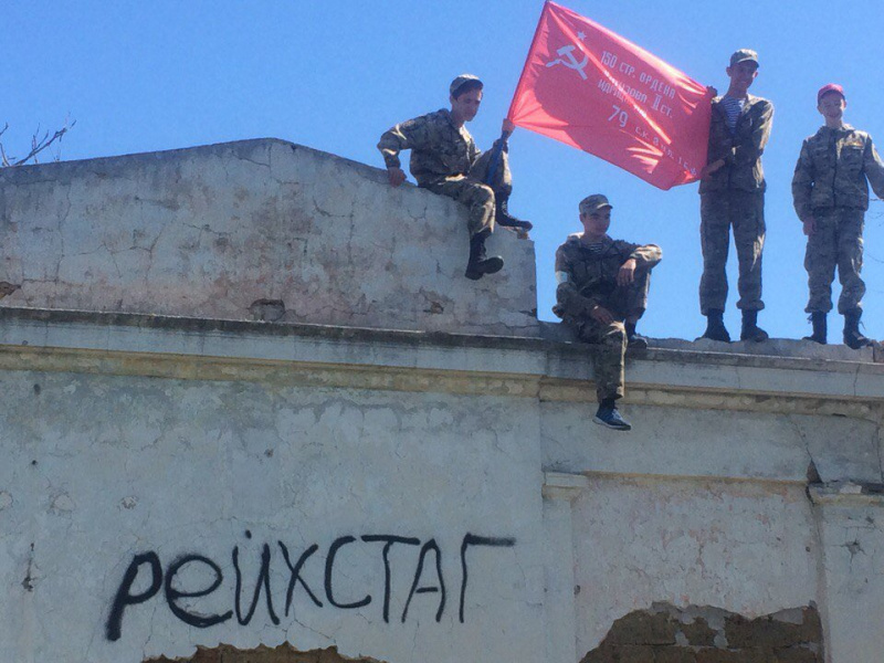 "Чим би пролетаріат не тішився": в окупованому Криму влаштували дітям взяття Рейхстагу (фото)