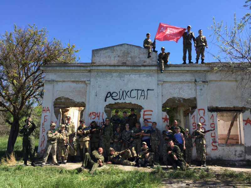 "Чим би пролетаріат не тішився": в окупованому Криму влаштували дітям взяття Рейхстагу (фото)