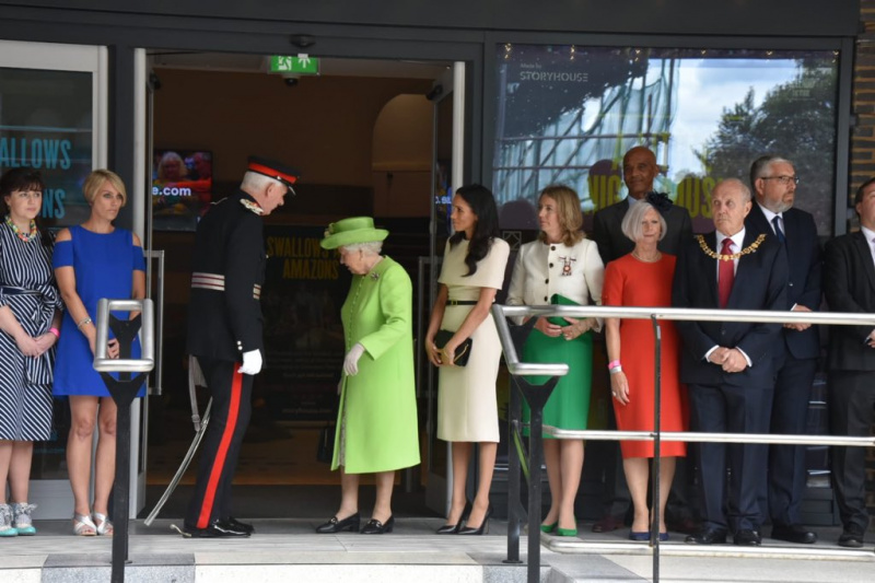 Вперше без принца Гаррі: Меган Маркл вийшла в світ з королевою Єлизаветою II (фото і відео)