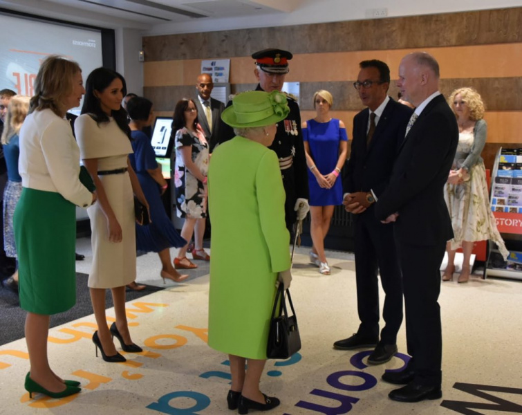 Вперше без принца Гаррі: Меган Маркл вийшла в світ з королевою Єлизаветою II (фото і відео)