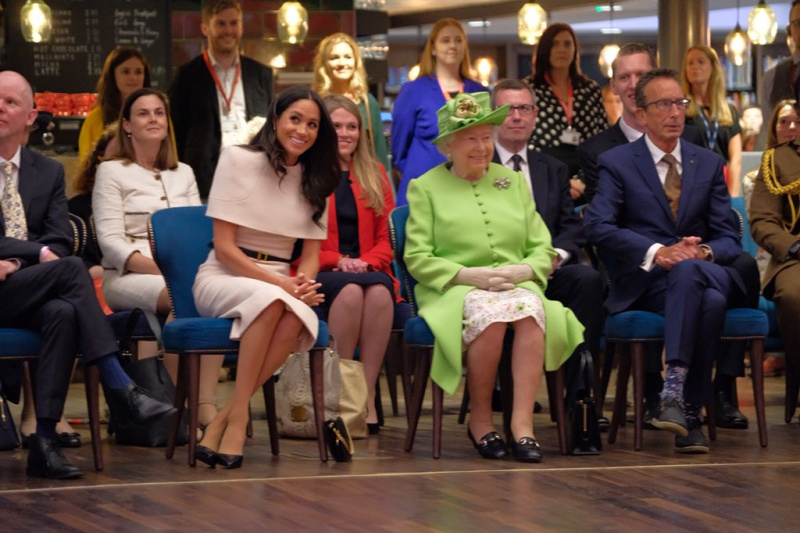 Вперше без принца Гаррі: Меган Маркл вийшла в світ з королевою Єлизаветою II (фото і відео)