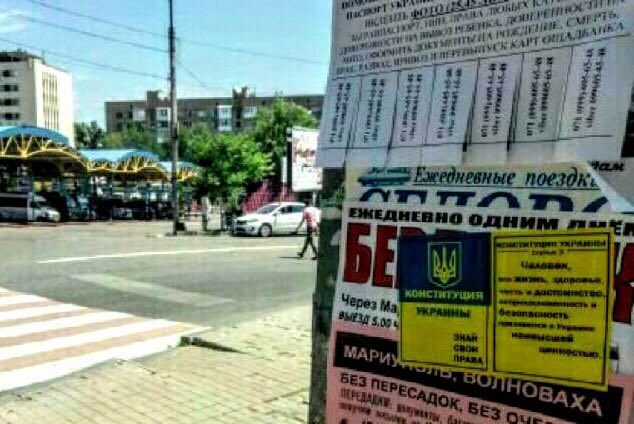 В Донецке в День Конституции вывесили флаг Украины и расклеили патриотичные листовки (фото)