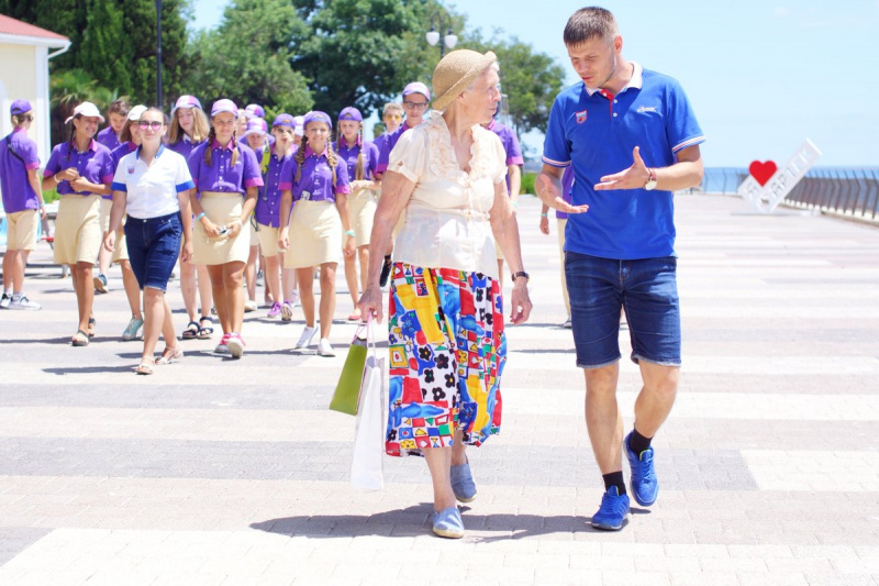 Зірки популярних серіалів приїхали в окупований Крим (фото)