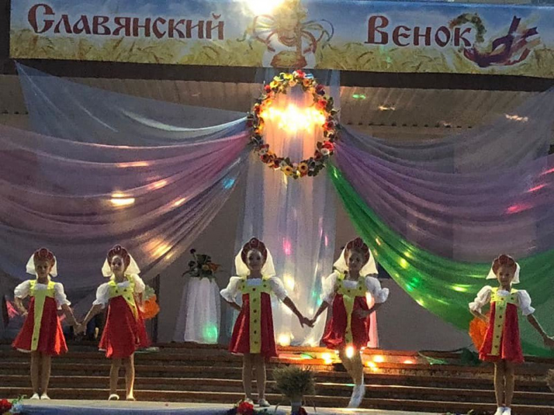 &quot;Спів в кокошниках вирішує проблеми&quot;: у Криму влаштували пропагандистську акцію з дітьми та українським вінком (фото)