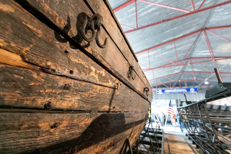 В Запорожье подняли со дна и отреставрировали казацкие корабли XVII и XVIII века