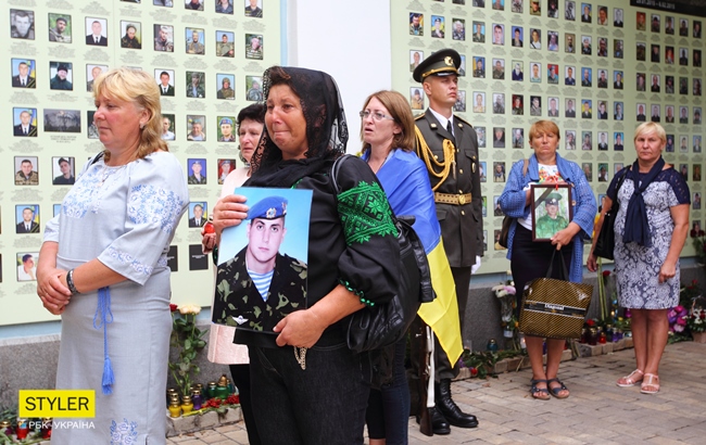 Річниця Іловайського котла: українці вшанували пам'ять загиблих воїнів (фоторепортаж)