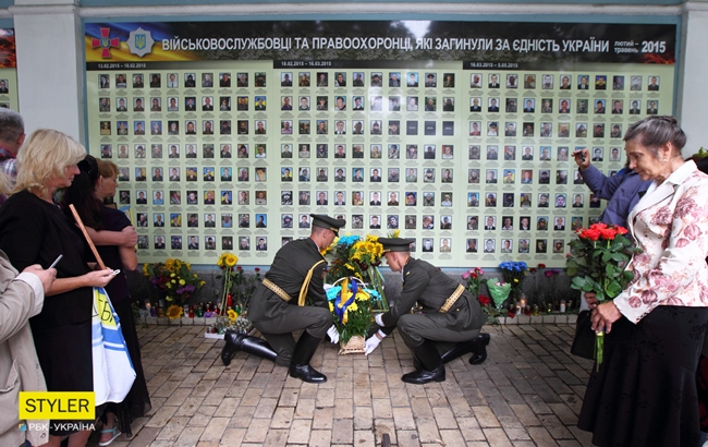 Річниця Іловайського котла: українці вшанували пам'ять загиблих воїнів (фоторепортаж)