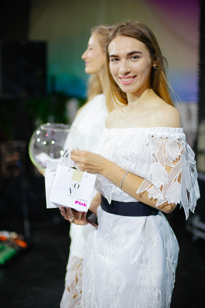 Настя Каменських в привабливому рожевому комбінезоні запалила на вечірці журналу Pink (фото)