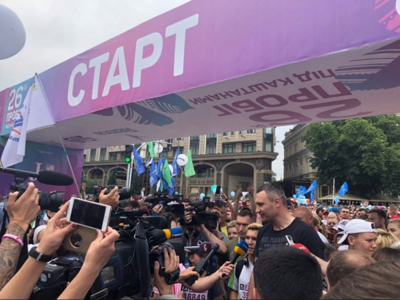 Пробіг під каштанами: Віталій Кличко відкрив 26-ту щорічну благодійну акцію