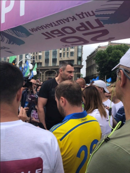 Пробіг під каштанами: Віталій Кличко відкрив 26-ту щорічну благодійну акцію