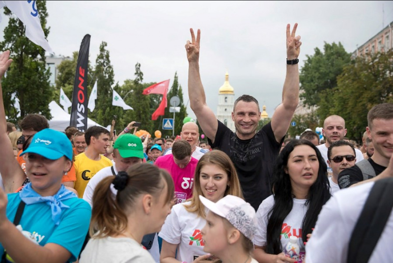 Пробіг під каштанами: Віталій Кличко відкрив 26-ту щорічну благодійну акцію