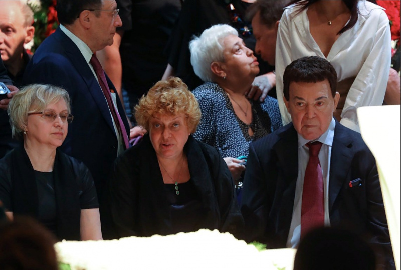 &quot;Еле держится на ногах&quot;: в сети появились снимки больного Иосифа Кобзона (фото)