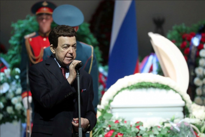 "Еле держится на ногах": в сети появились снимки больного Иосифа Кобзона (фото)