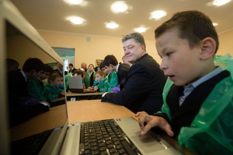 На сайті президента показали рік Порошенко у фотографіях