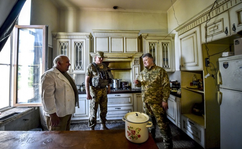 На сайті президента показали рік Порошенко у фотографіях