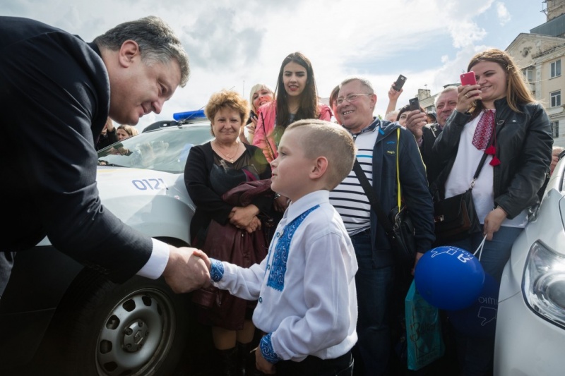 На сайті президента показали рік Порошенко у фотографіях
