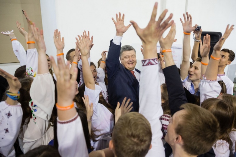 На сайті президента показали рік Порошенко у фотографіях