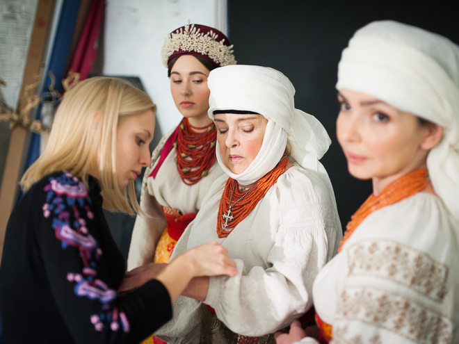 Ада Роговцева с семьей надели шикарные украинские наряды