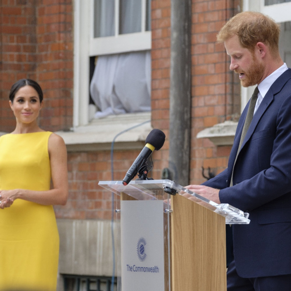 Квітуча і щаслива: Меган Маркл вперше після весілля показалася на публіці в яскравому образі