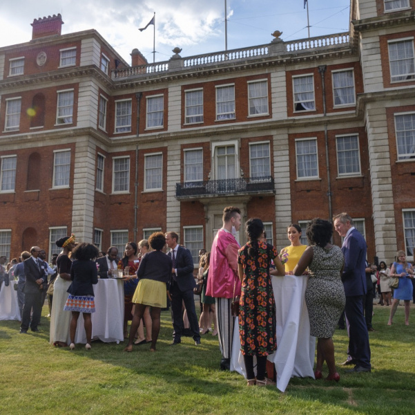 Квітуча і щаслива: Меган Маркл вперше після весілля показалася на публіці в яскравому образі