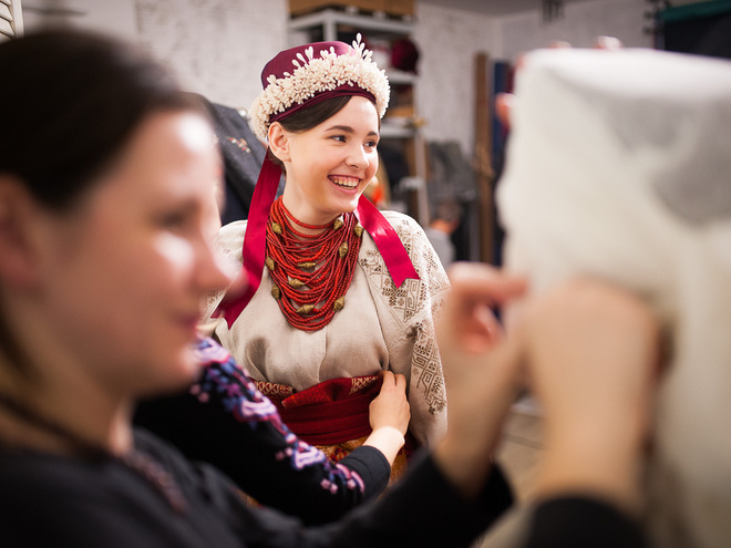 Ада Роговцева с семьей надели шикарные украинские наряды