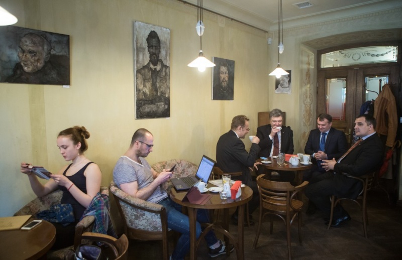 На сайті президента показали рік Порошенко у фотографіях