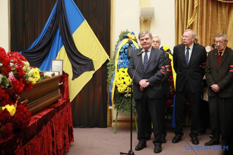 У Києві попрощалися з українським вченим Мирославом Поповичем (фото)
