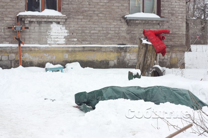 В Днепропетровской области во дворе дома неделю стоит гроб с телом
