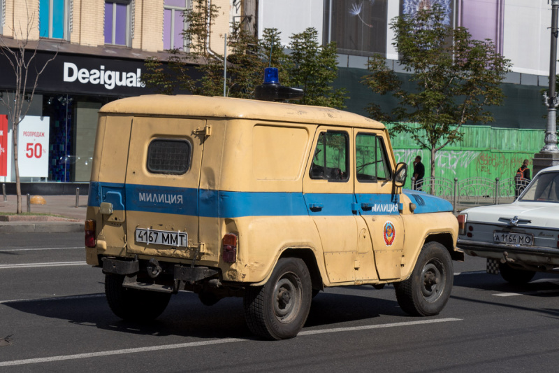 В центре Киева заметили коммунистические плакаты и советские авто (фото)