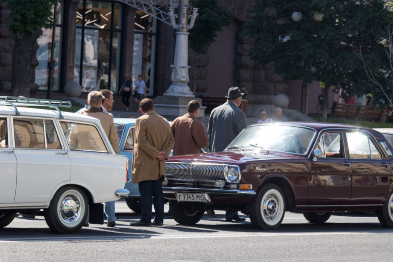 В центре Киева заметили коммунистические плакаты и советские авто (фото)