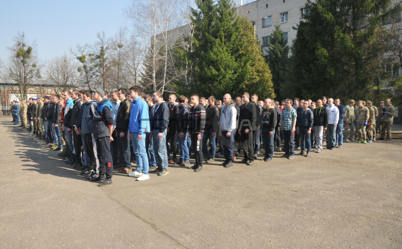 В Україні стартував весняний призов: в Харкові відбулися урочисті проводи (фото)