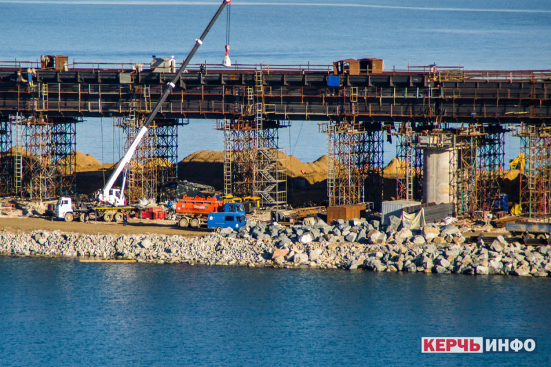 З'явилися нові фото Керченського мосту: окупанти продовжують будівництво