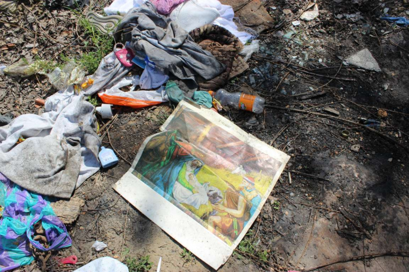 Погром в ромському таборі: знайомі потерпілих звинувачують групу молодиків у масках (фото)