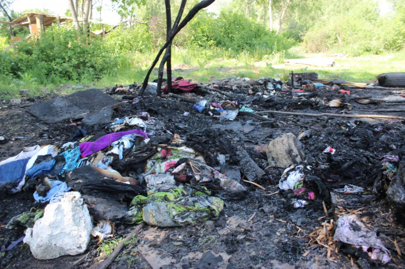 Погром в ромському таборі: знайомі потерпілих звинувачують групу молодиків у масках (фото)