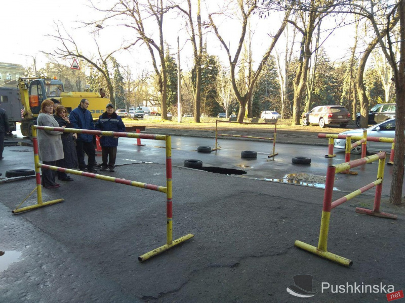 В Одессе посреди проезжей части образовалась огромная пропасть