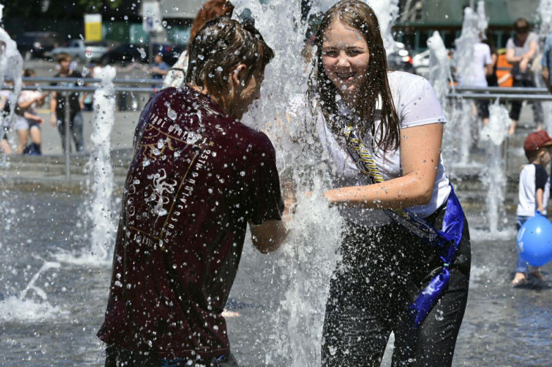 Випускники шкіл "традиційно" відзначають останній дзвінок у фонтанах (фото)