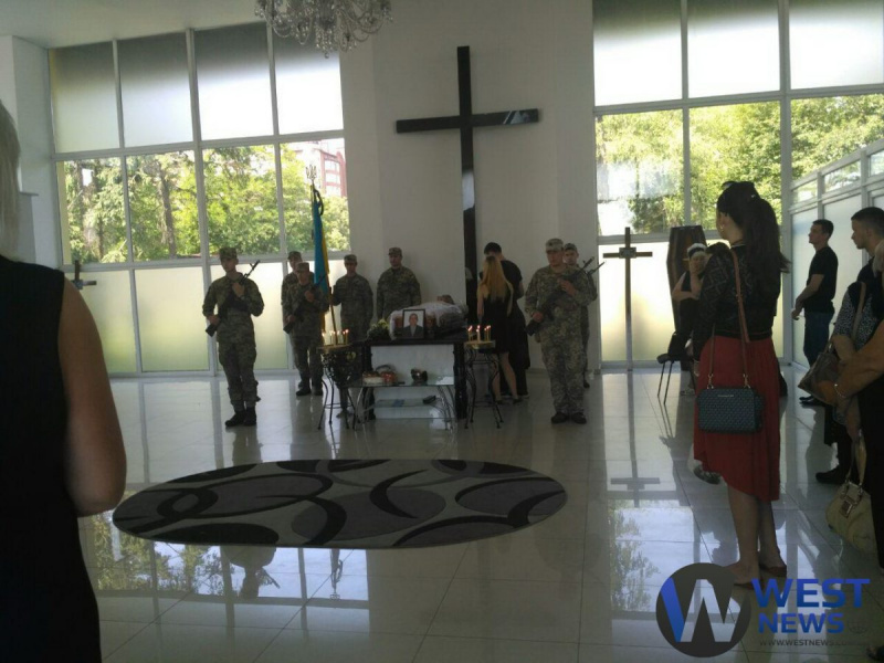 В Ивано-Франковске попрощались с украинским бойцом (фото, видео)